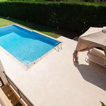 Semesterbostad Sunny Luxury Pool Vila *