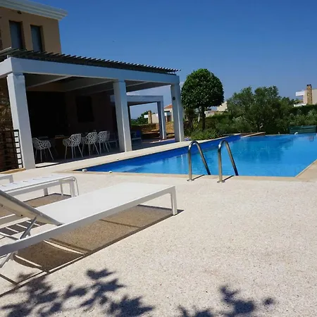 בית נופש Sunny Luxury Pool Vila